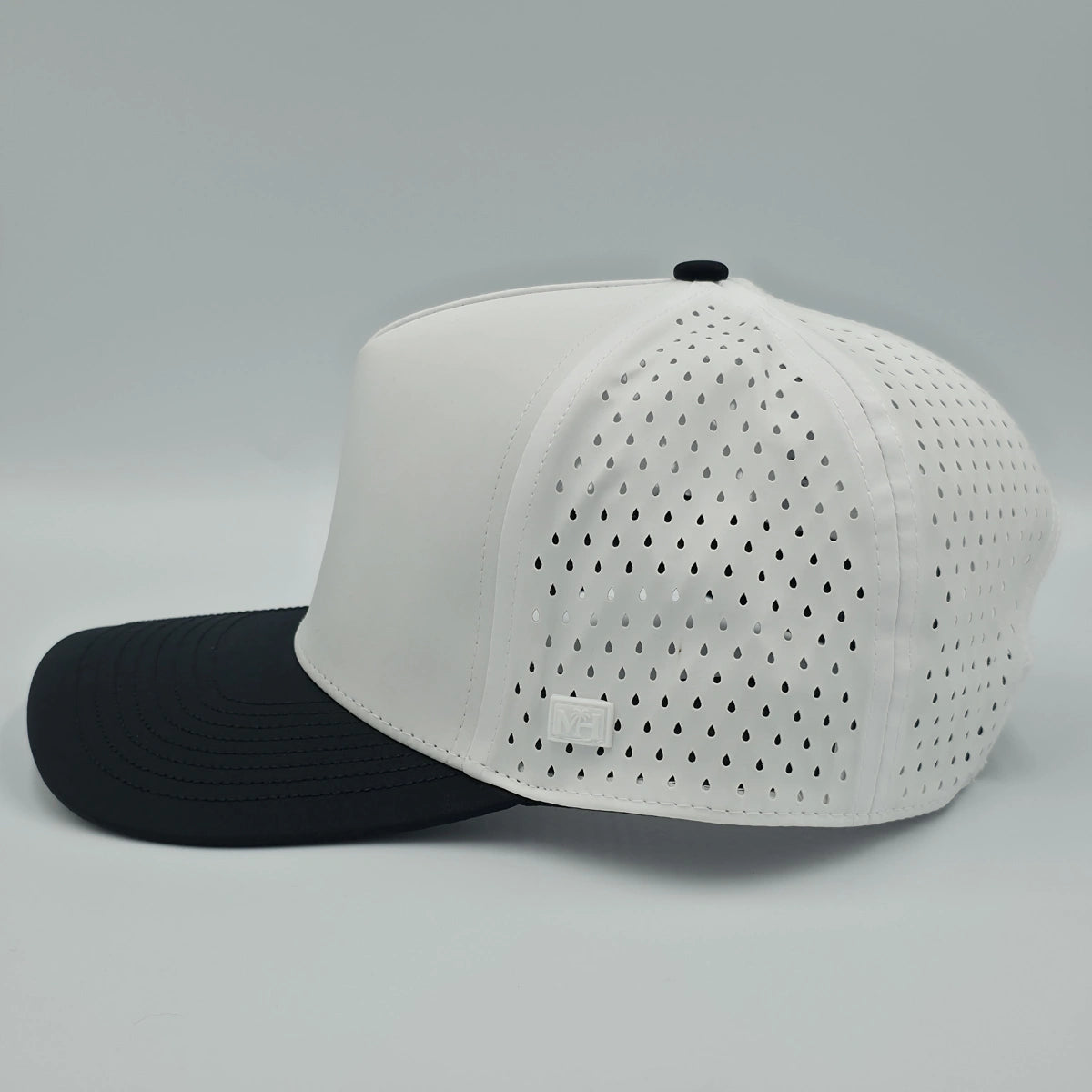 Two-tone cap with white top and black brim on a gray background variant-classic-57cm-to-59cm-polar-eclipse